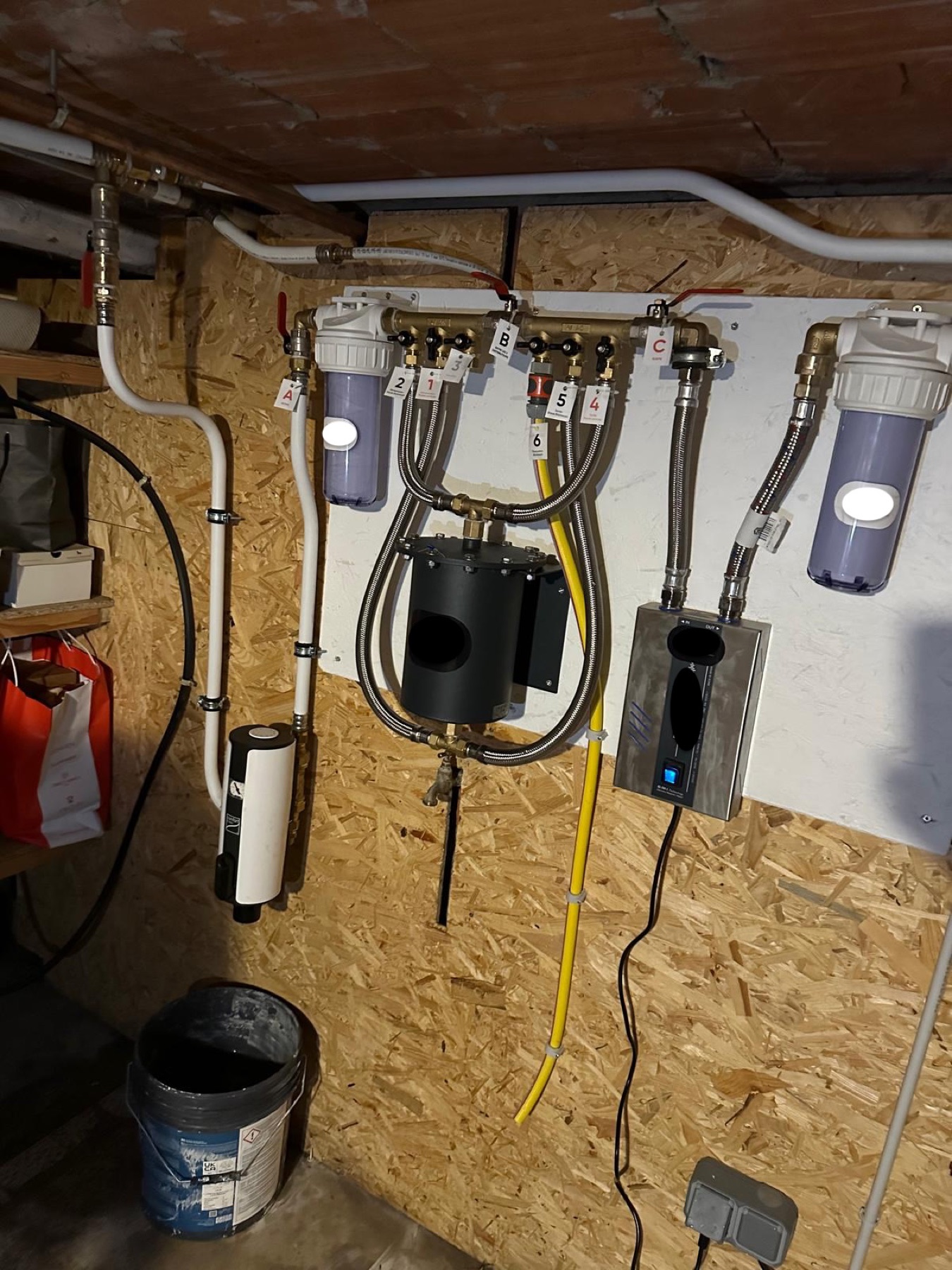 Installation de filtration d'eau multi-étages avec stérilisation UV, montée en sous-sol