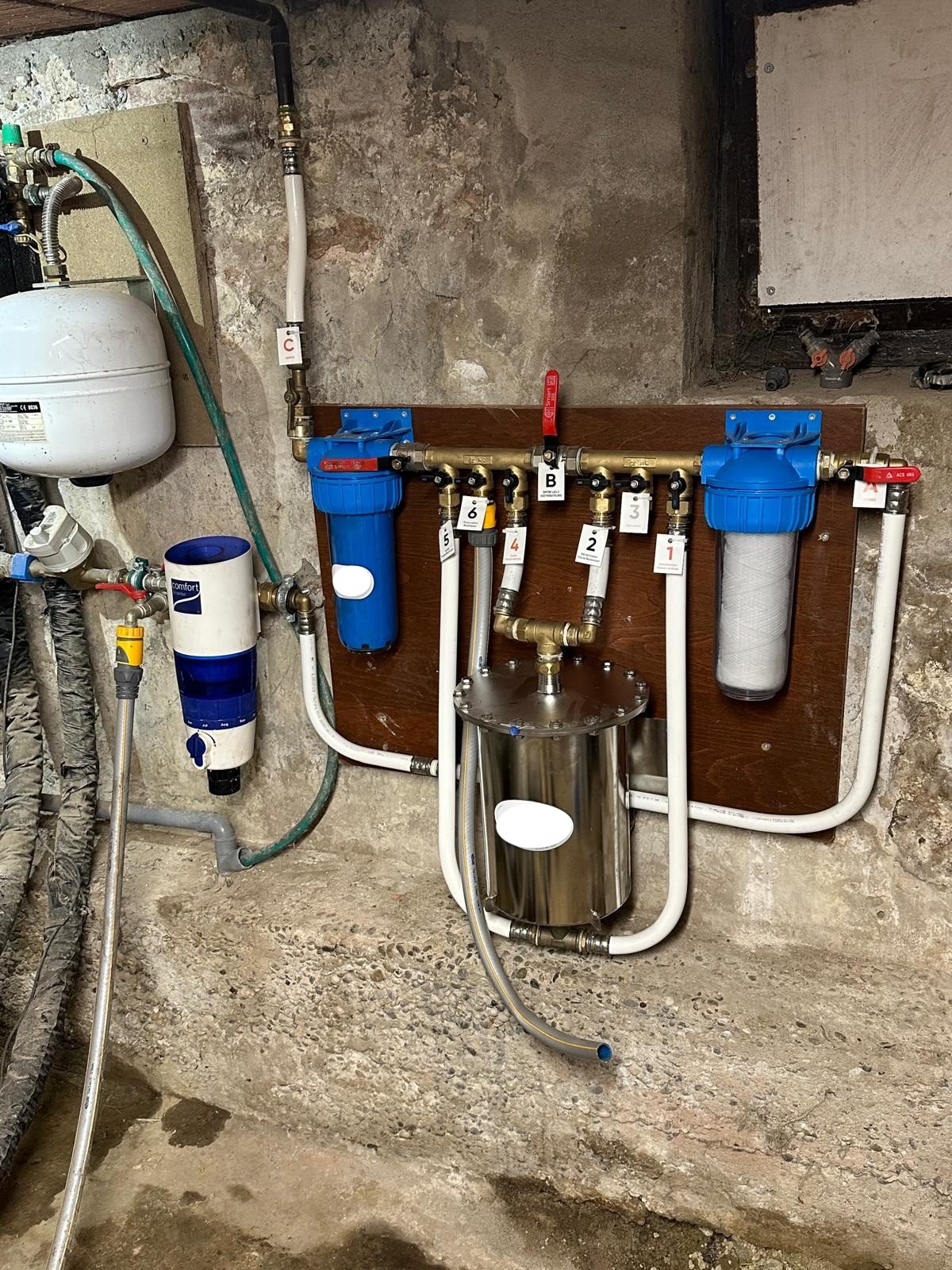 Installation de filtration d'eau en cave, avec ballon tampon et filtre à sédiments