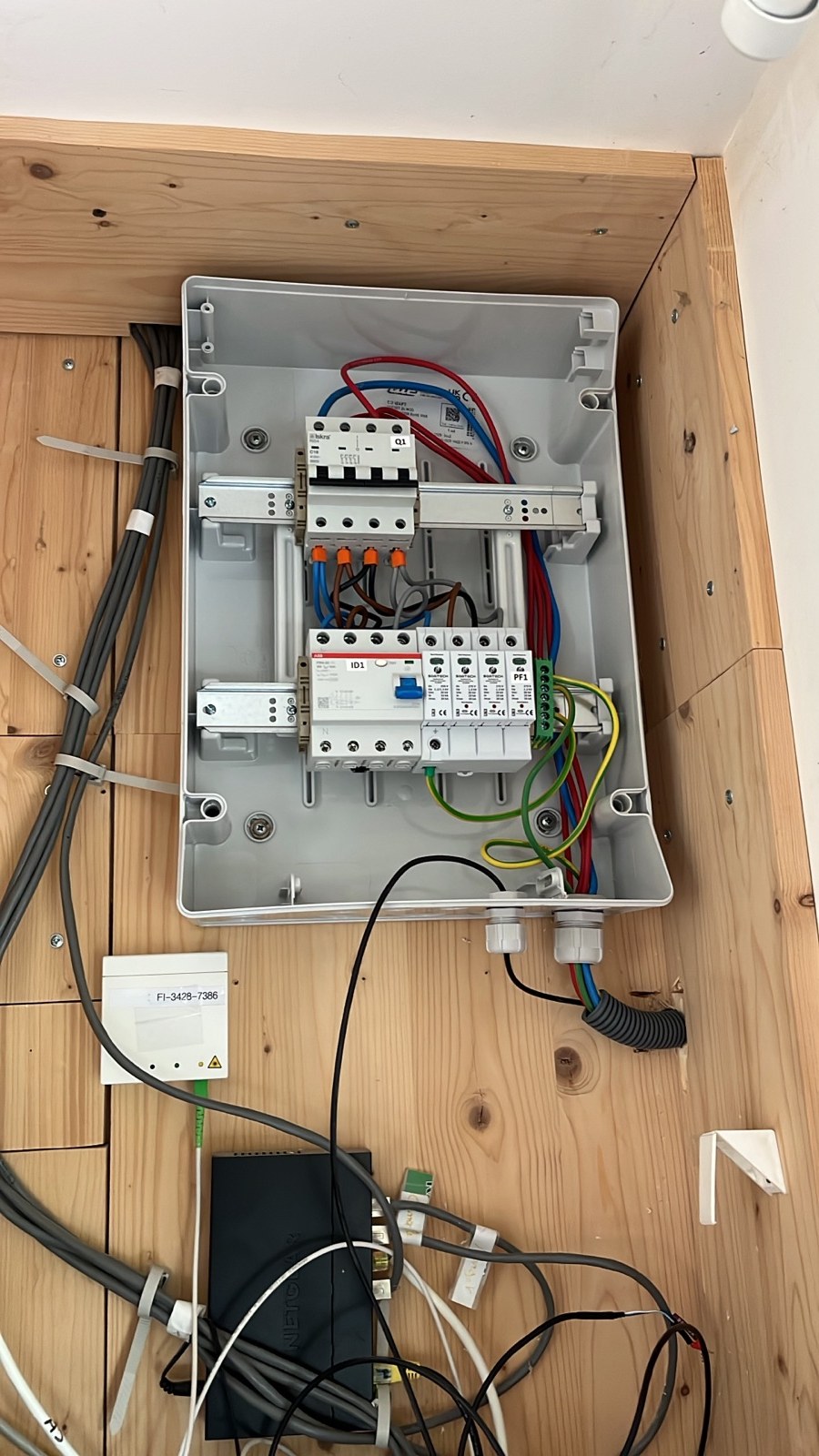 Coffret électrique de protection ouvert, câblage détaillé