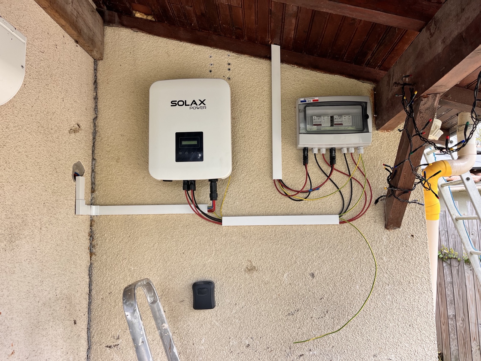 Onduleur SolaX Power et coffret DC installés en extérieur
