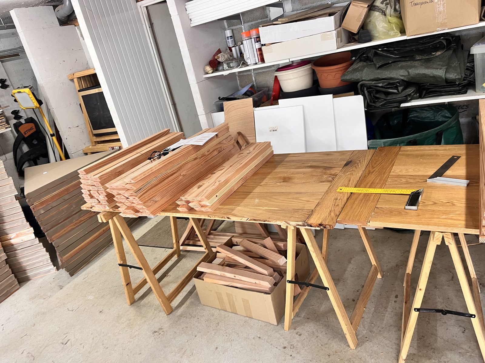 Table de découpe et pièces d'ossature prêtes à l'assemblage