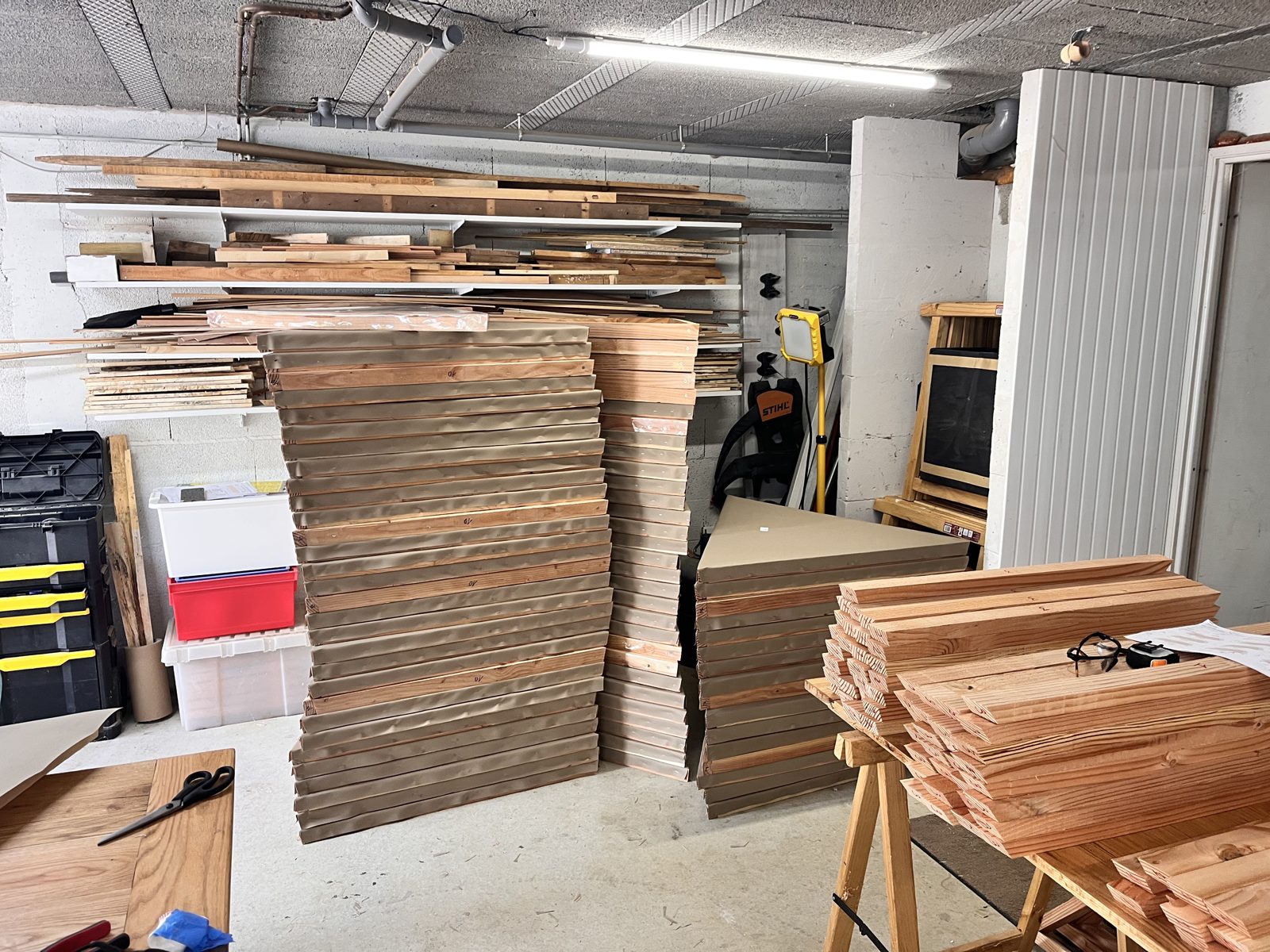Panneaux découpés stockés en atelier