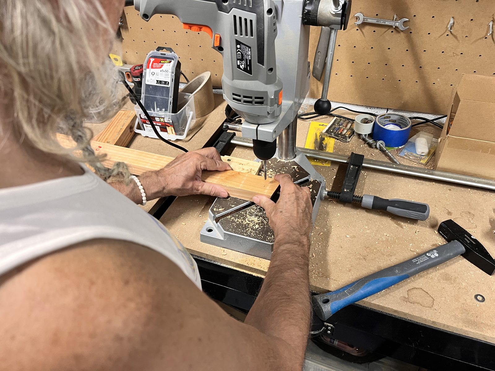 Assemblage minutieux d'une pièce d'ossature en atelier