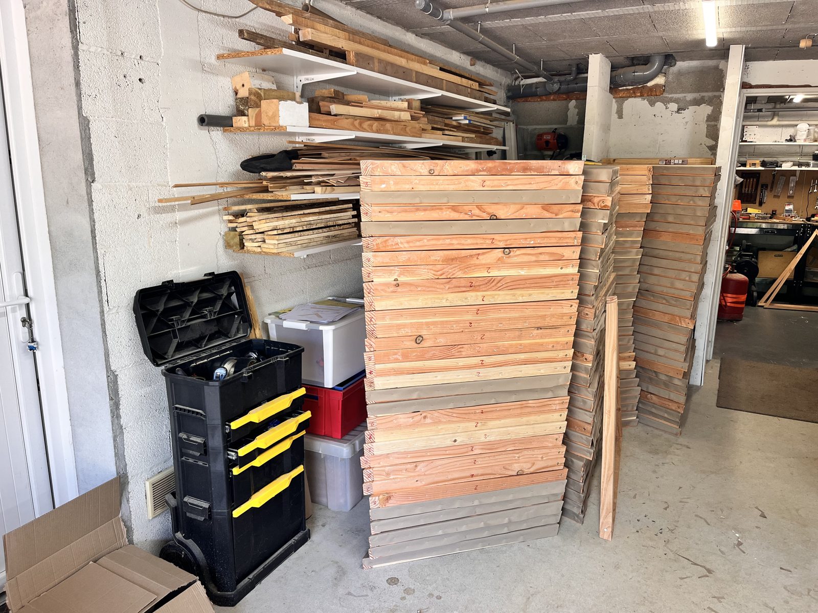 Réserve de bois et outillage en atelier