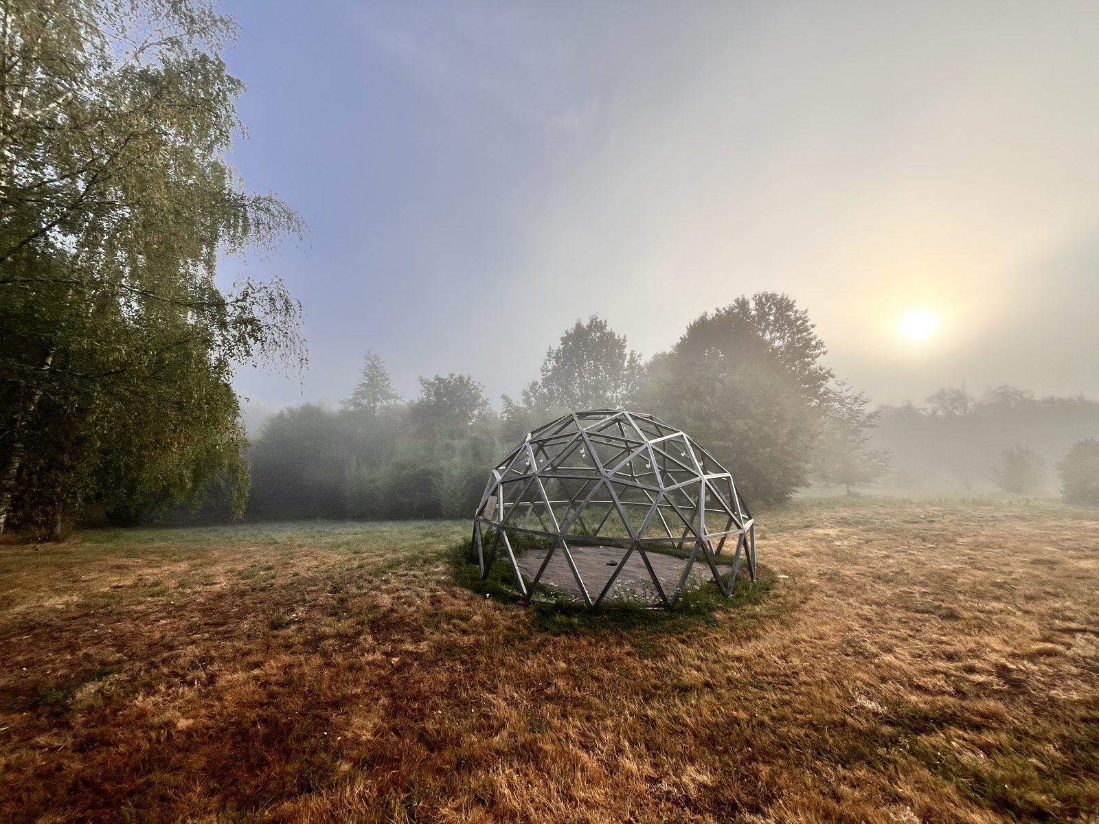 Structure du dôme dans la brume, au lever du soleil