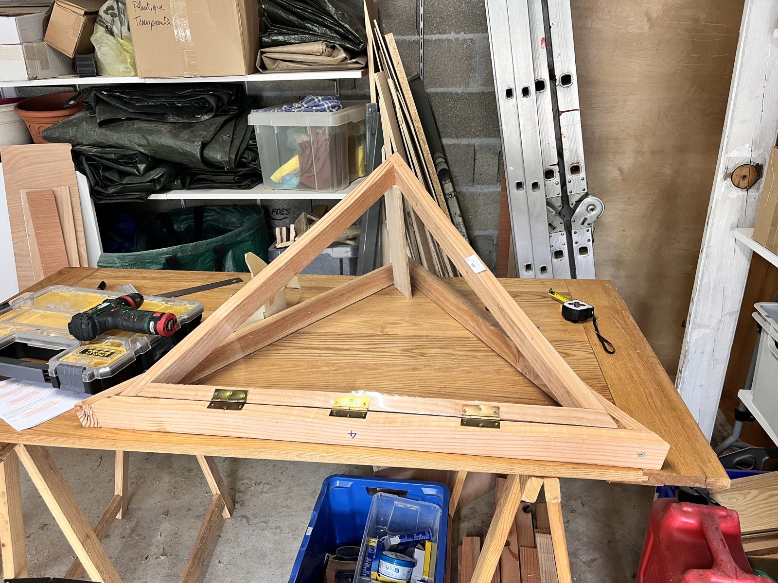 Fixation des angles d'un cadre triangulaire