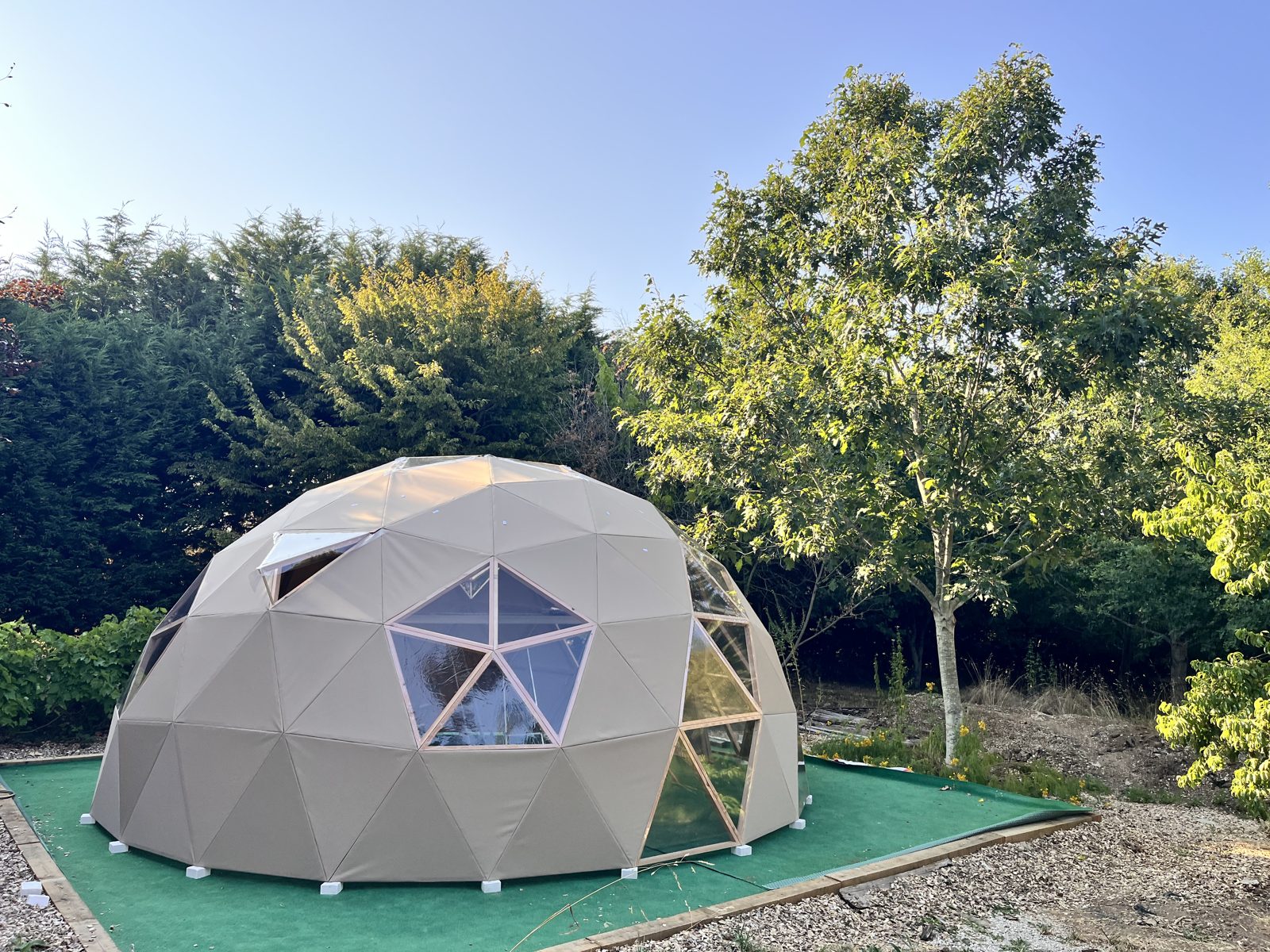 Le dôme terminé, installé en lisière de forêt